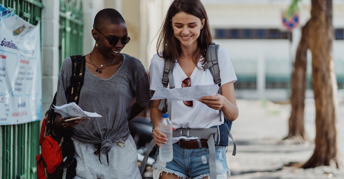 découvrez nos visites guidées à pied pour explorer les quartiers emblématiques, l'histoire et la culture locale en toute convivialité.